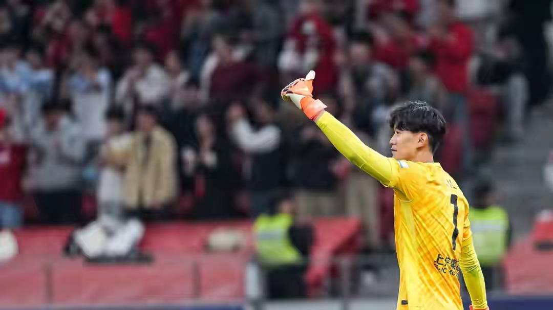 集结日体能课后;上海海港扳平良机备战亚冠;赛场秩序良好;纪律约束更严格(春兰杯决赛朴廷桓逆转胜扳平比分) 集结日体能课后;上海海港扳平良机备战亚冠;赛场秩序良好;纪律约束更严格(春兰杯决赛朴廷桓逆转胜扳平比分)